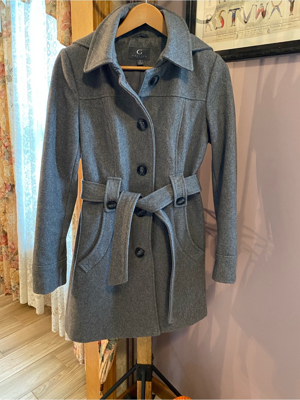 Calories, New York long gray winter coat, size, small, EUC, no callouts